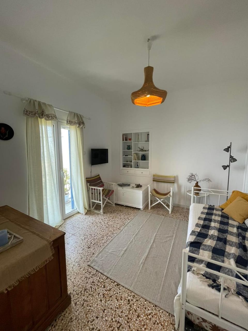 Bed, TV and multimedia, Living room, Photo of the whole room, Seating area