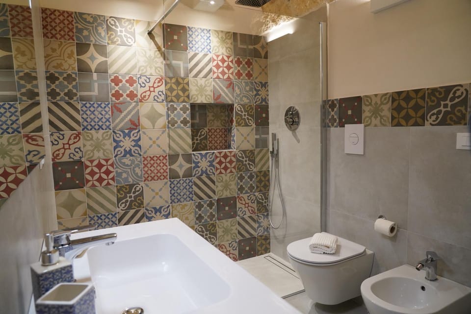 Shower, Toilet, Bathroom, bidet, towels