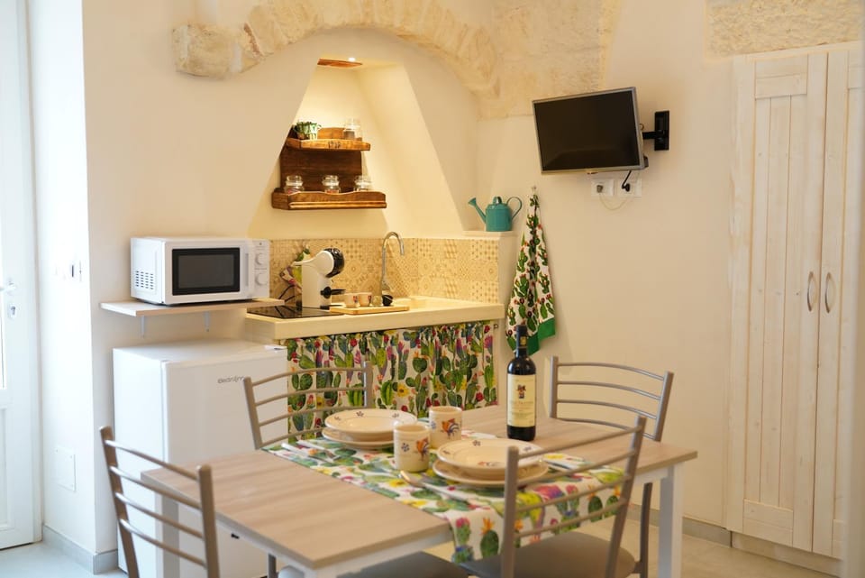TV and multimedia, Coffee/tea facilities, Kitchen or kitchenette, Food and drinks, Dining area, minibar, stove