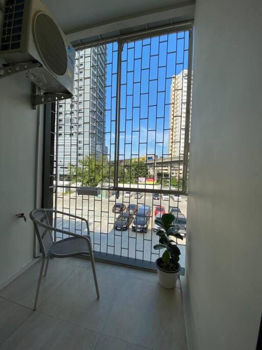 1 min walk to BTS, 3 Bed 3 Bath, Entire House Apartment in Bangkok