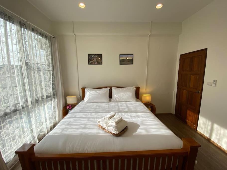 1 min walk to BTS, 3 Bed 3 Bath, Entire House Apartment in Bangkok