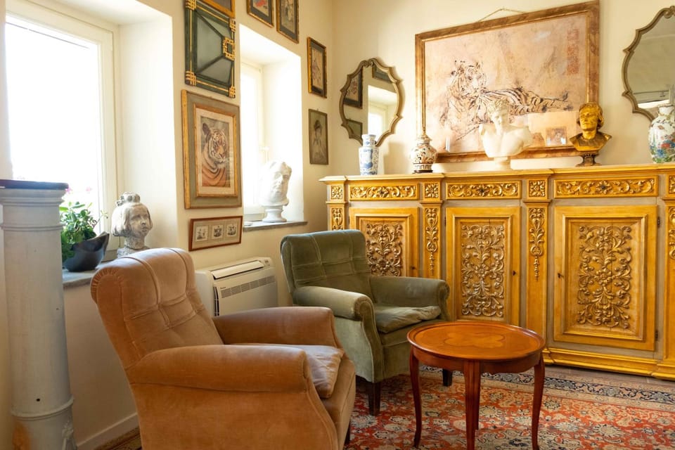 Living room, Seating area