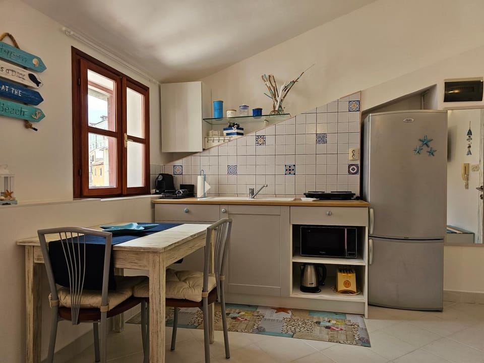Kitchen or kitchenette, Dining area, minibar, stove
