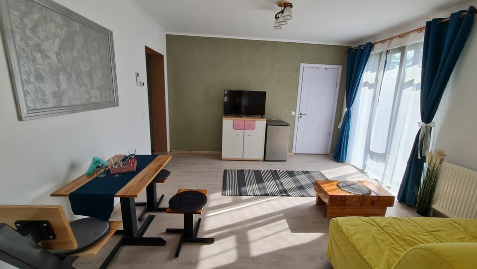 TV and multimedia, Living room, Seating area, Evening entertainment