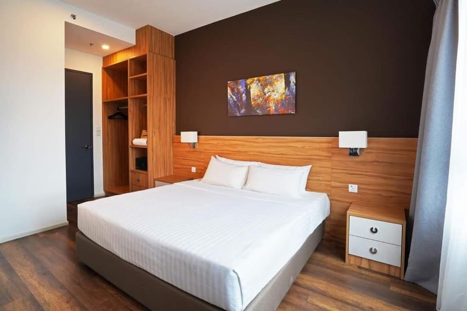 Bed, Photo of the whole room, Bedroom, fireplace, air conditioner