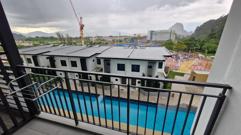 Balcony/Terrace, City view, Pool view