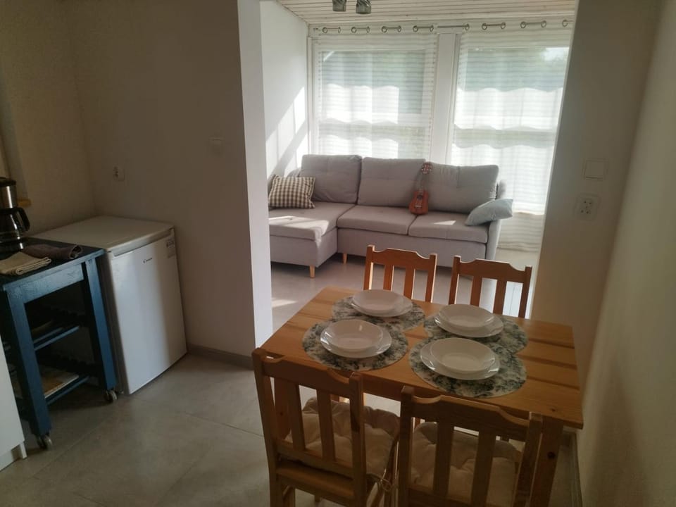 Kitchen or kitchenette, Living room, Seating area, Dining area