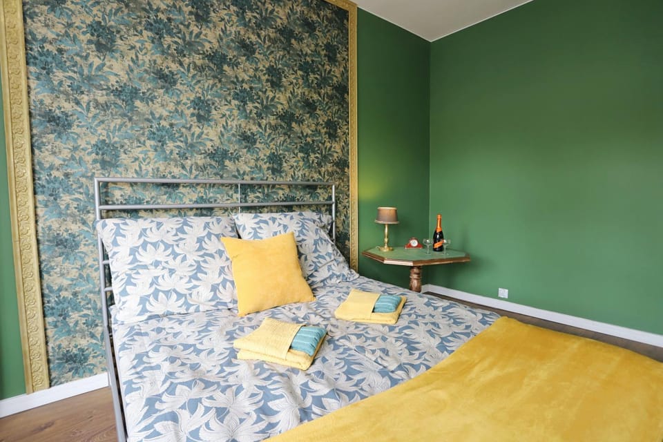 Bed, Living room, Photo of the whole room, Seating area, Bedroom