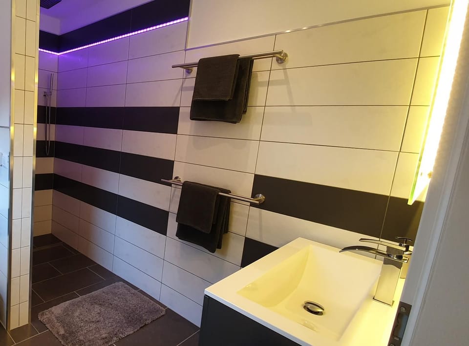 Shower, Bathroom, towels