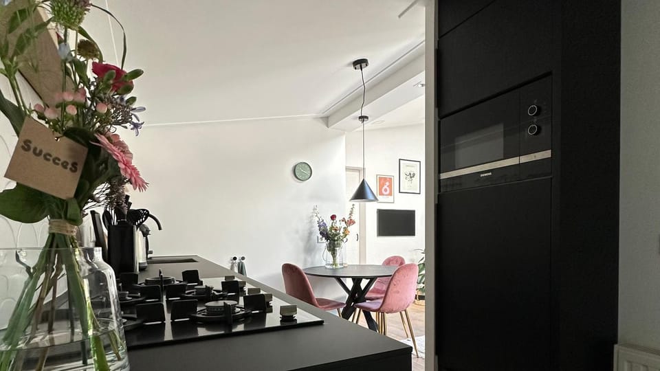 Kitchen or kitchenette, minibar