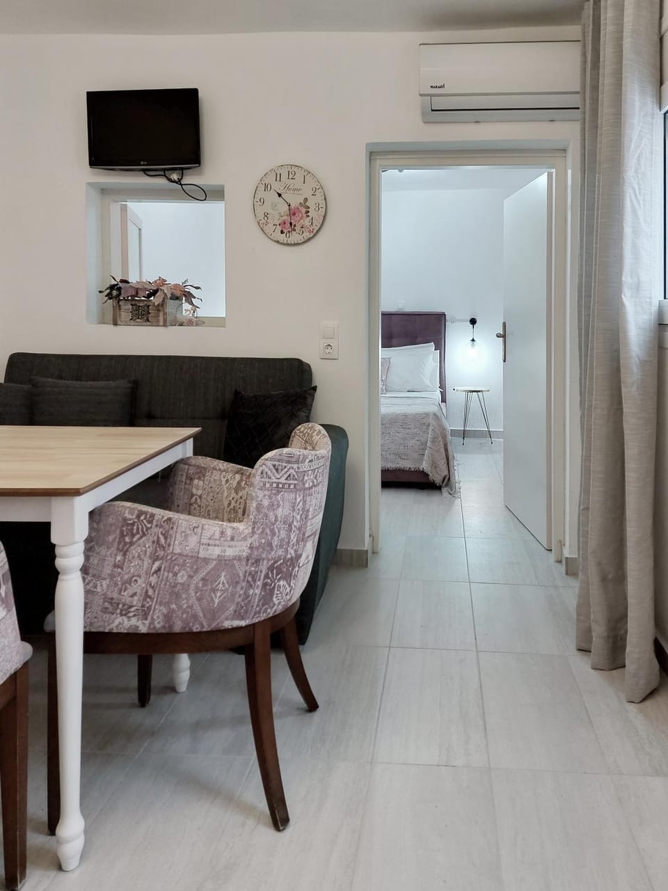 Bed, Seating area, Dining area