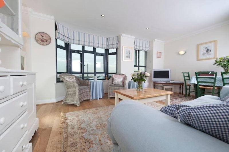 Little Ships- 2 bedroom, 2 bathroom, direct harbour views in central Ramsgate Apartment in Ramsgate