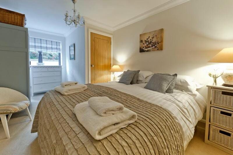 Little Ships- 2 bedroom, 2 bathroom, direct harbour views in central Ramsgate Apartment in Ramsgate