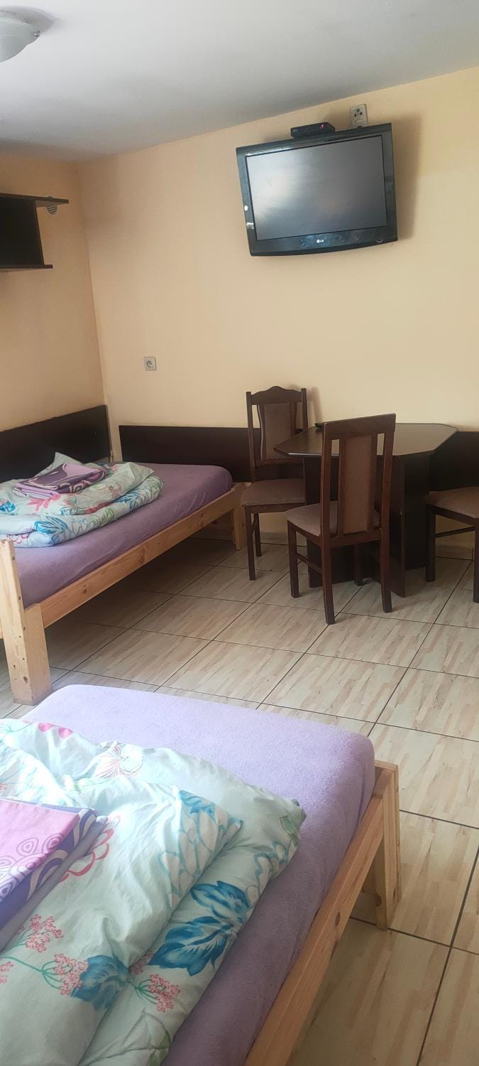 Bed, TV and multimedia, Photo of the whole room, Bedroom