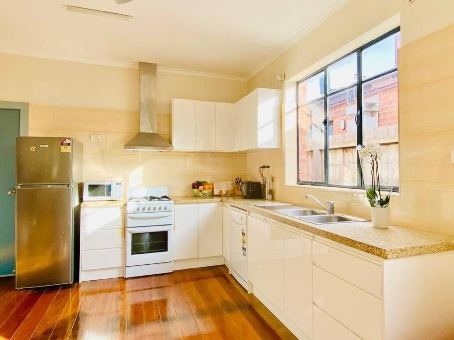Bay Rd Kids & Pet Friendly Free Parking Apartment in Cheltenham