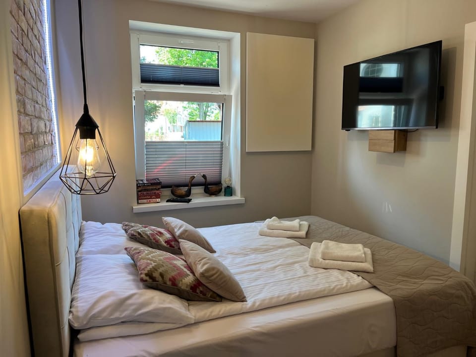 Bed, TV and multimedia, Bedroom, towels