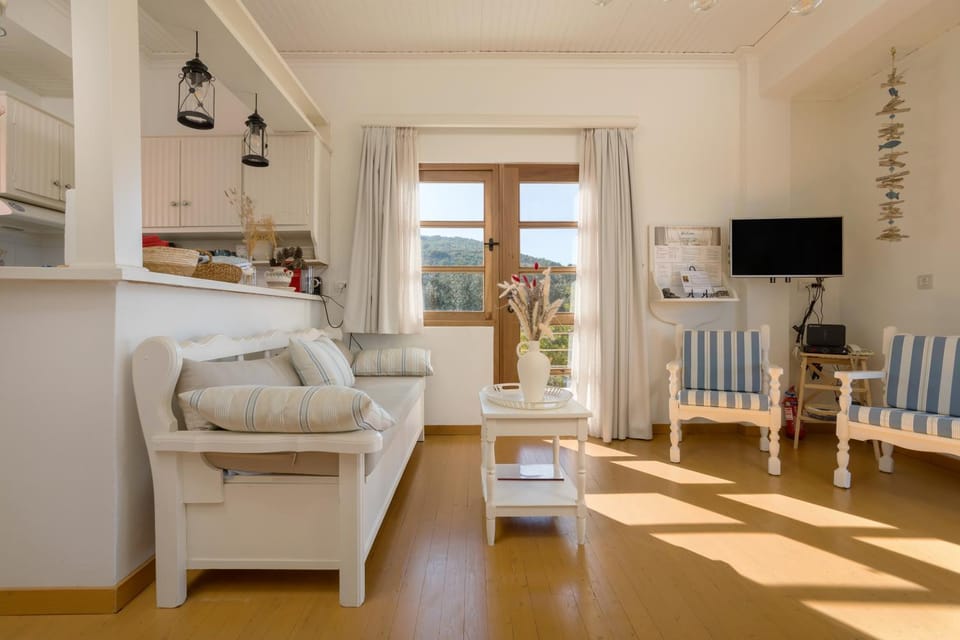 TV and multimedia, Living room, Seating area, Dining area, Evening entertainment