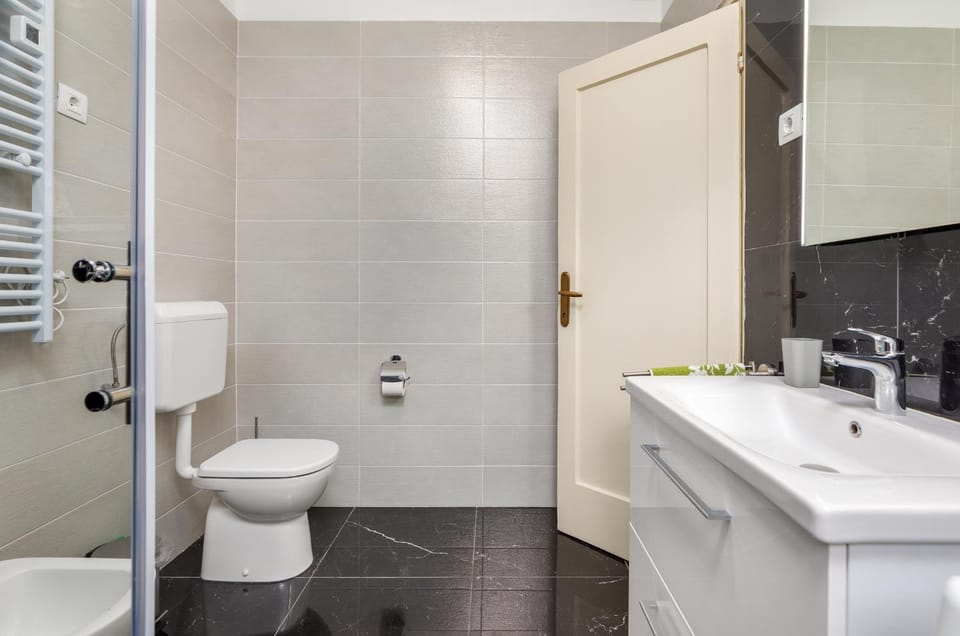 Shower, Toilet, Bathroom, towels