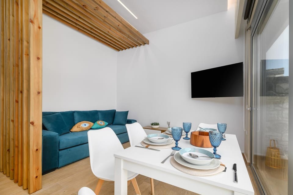 TV and multimedia, Living room, Food and drinks, Seating area, Dining area, Food