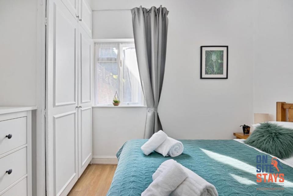 Bed, Photo of the whole room, Bedroom, towels