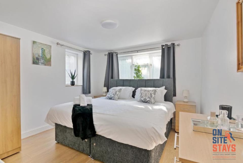 Bed, Photo of the whole room, Bedroom, towels