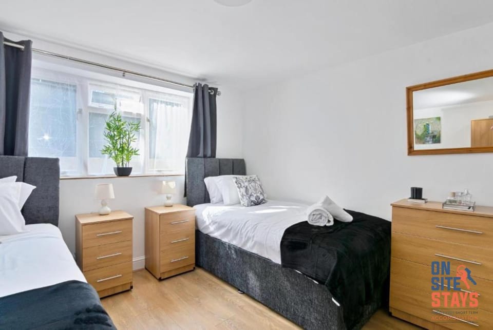 Bed, Photo of the whole room, Bedroom, towels