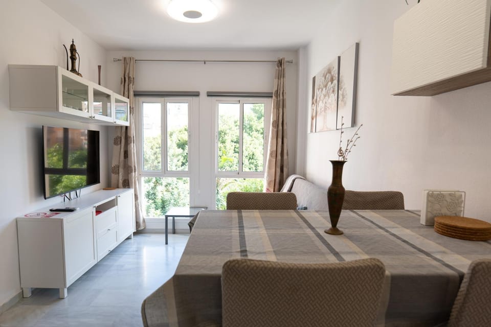 TV and multimedia, Living room, Lounge or bar, Dining area