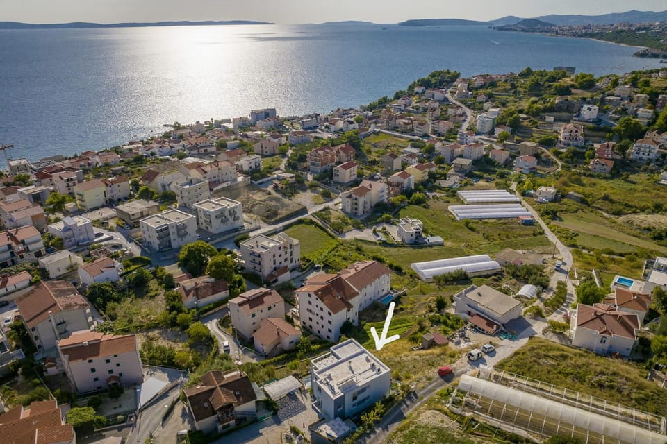Neighbourhood, Beach