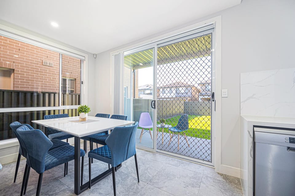 Marsden Park 2 level warm house near Parks House in Sydney