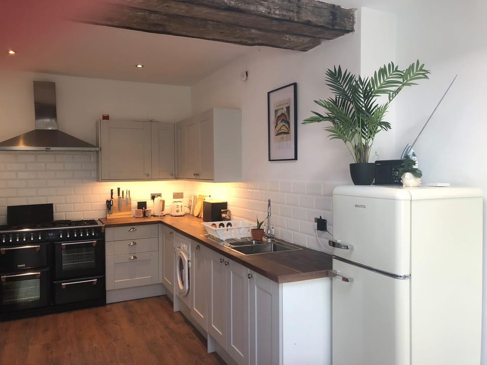 Kitchen or kitchenette, kitchen, kitchen