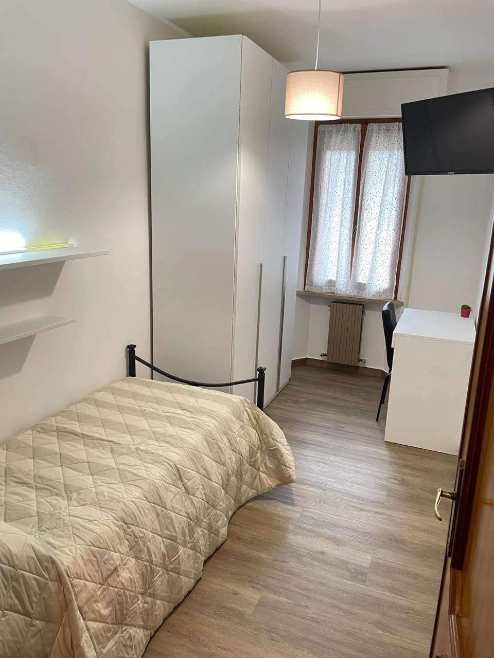 TV and multimedia, Photo of the whole room, Bedroom