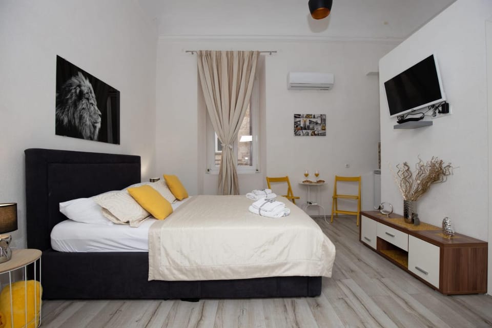 Photo of the whole room, Bedroom, air conditioner