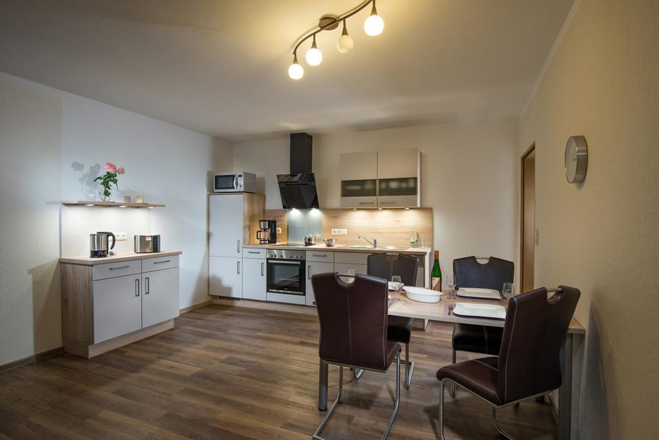 Coffee/tea facilities, Kitchen or kitchenette, Dining area, toaster