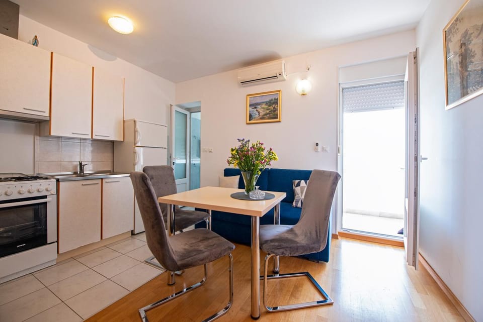 Kitchen or kitchenette, Seating area