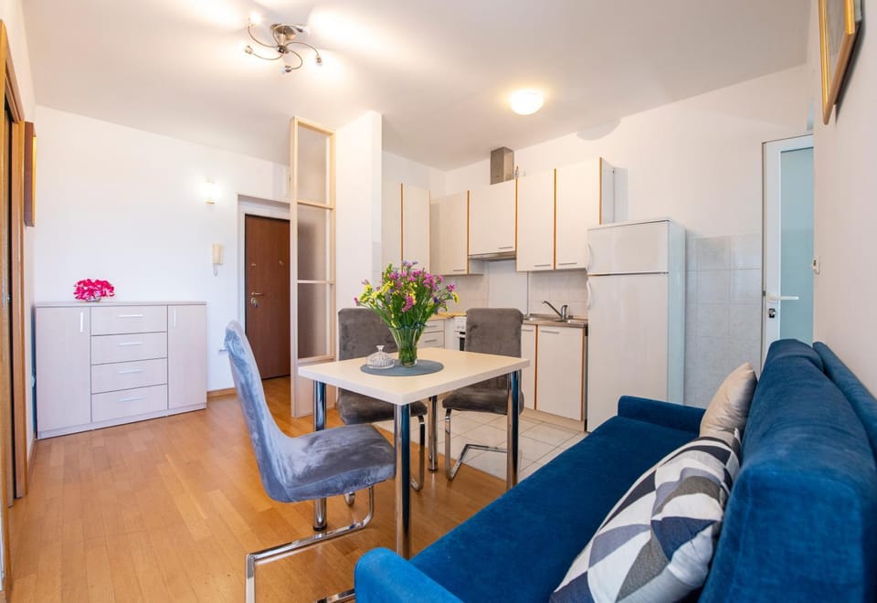 Kitchen or kitchenette, Dining area, stove