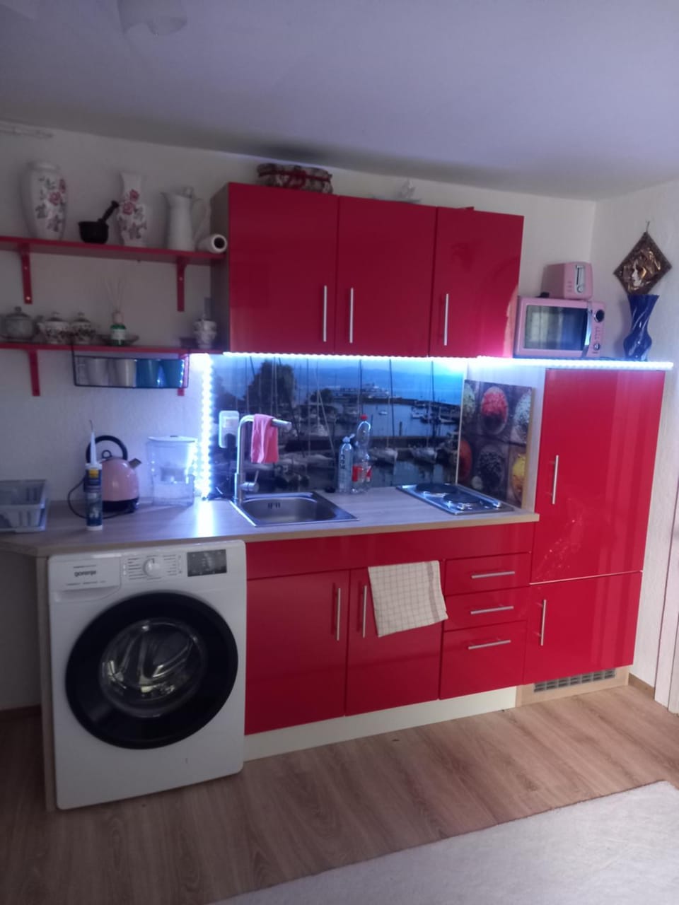 Kitchen or kitchenette, minibar, stove, washing machine