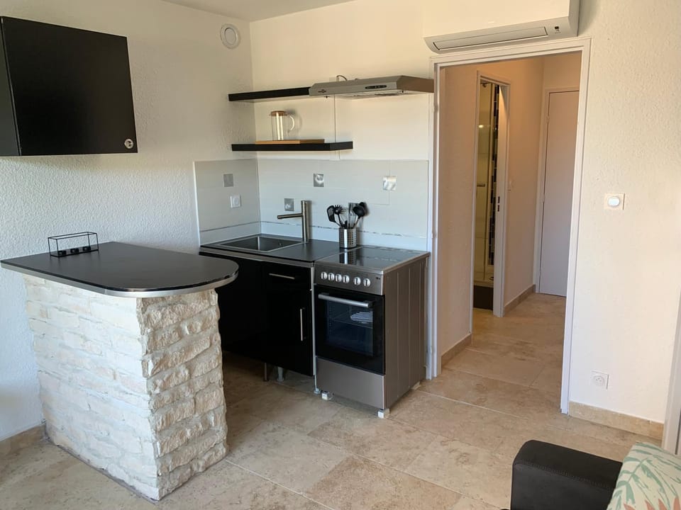 Kitchen or kitchenette, minibar