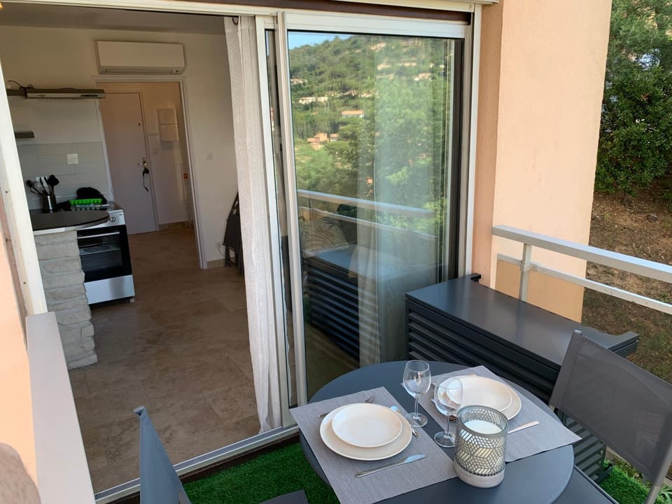 Patio, Kitchen or kitchenette, Dining area