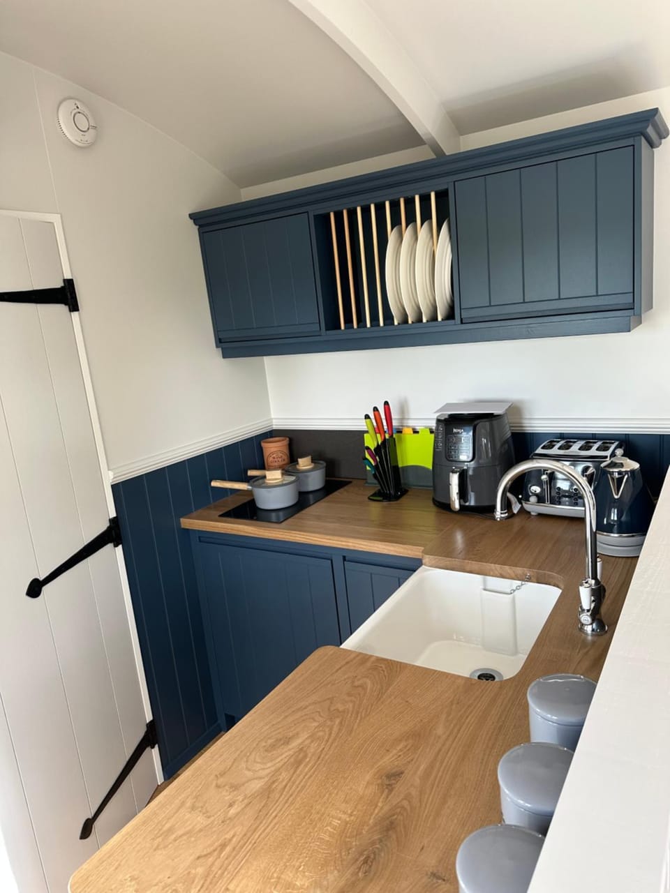 Kitchen or kitchenette, oven