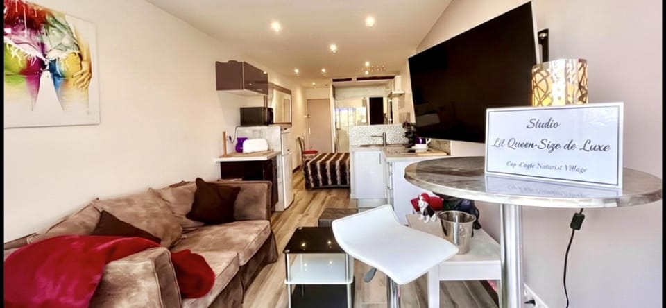Night, View (from property/room), Kitchen or kitchenette, Living room, Location, kitchen