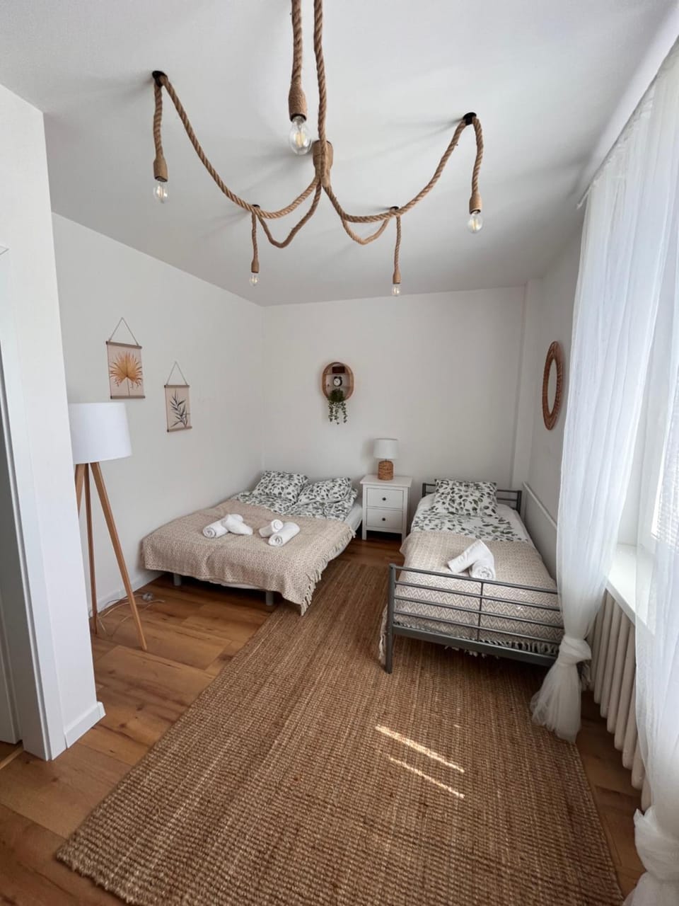 Photo of the whole room, towels