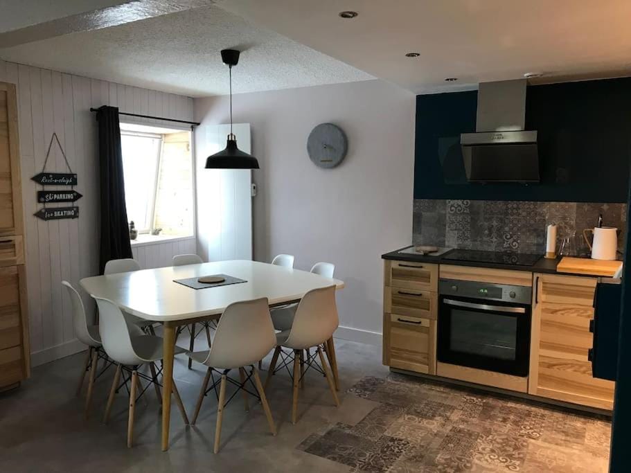 Kitchen or kitchenette, Dining area, pet friendly