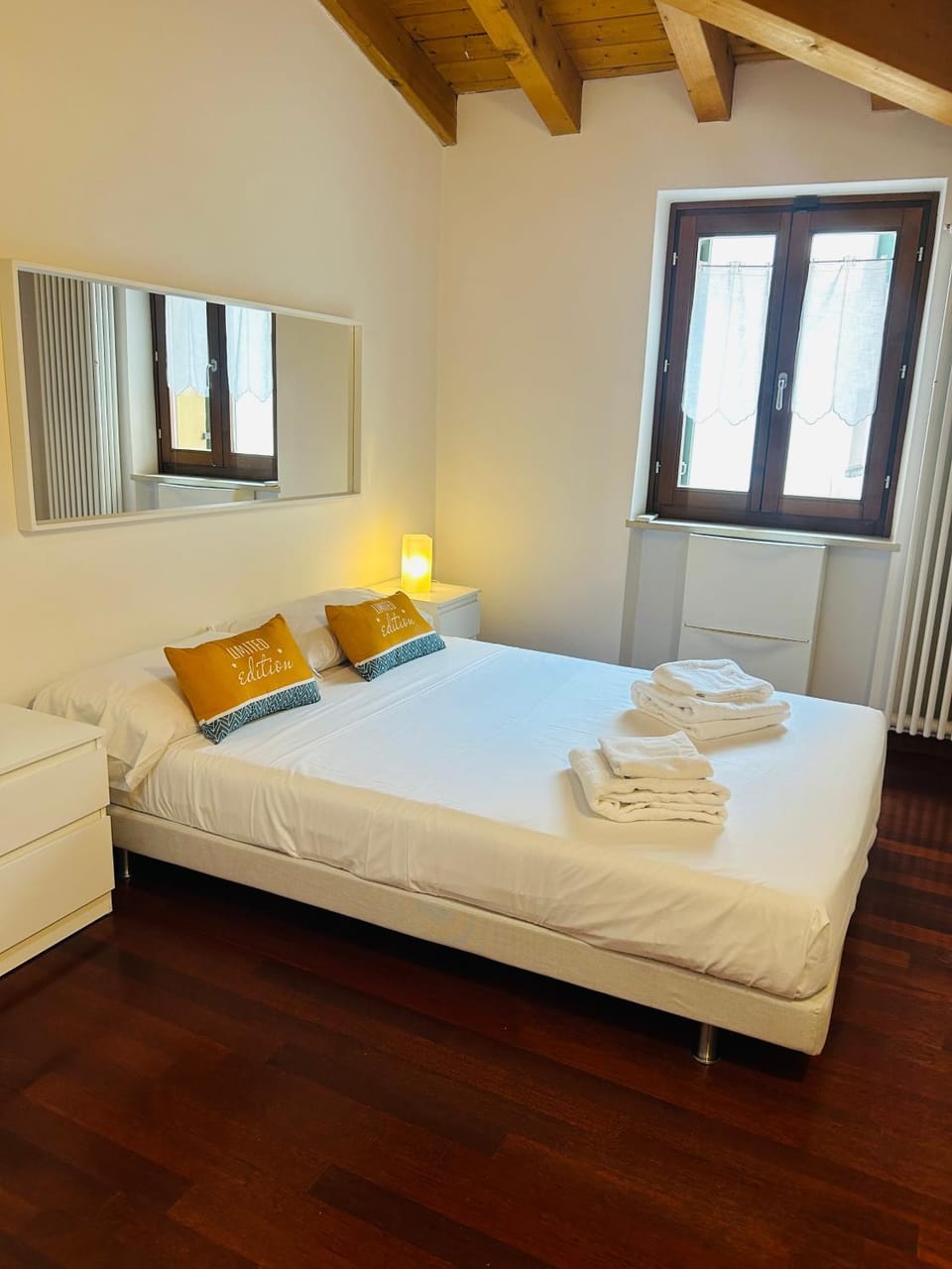 Bed, Bedroom, towels