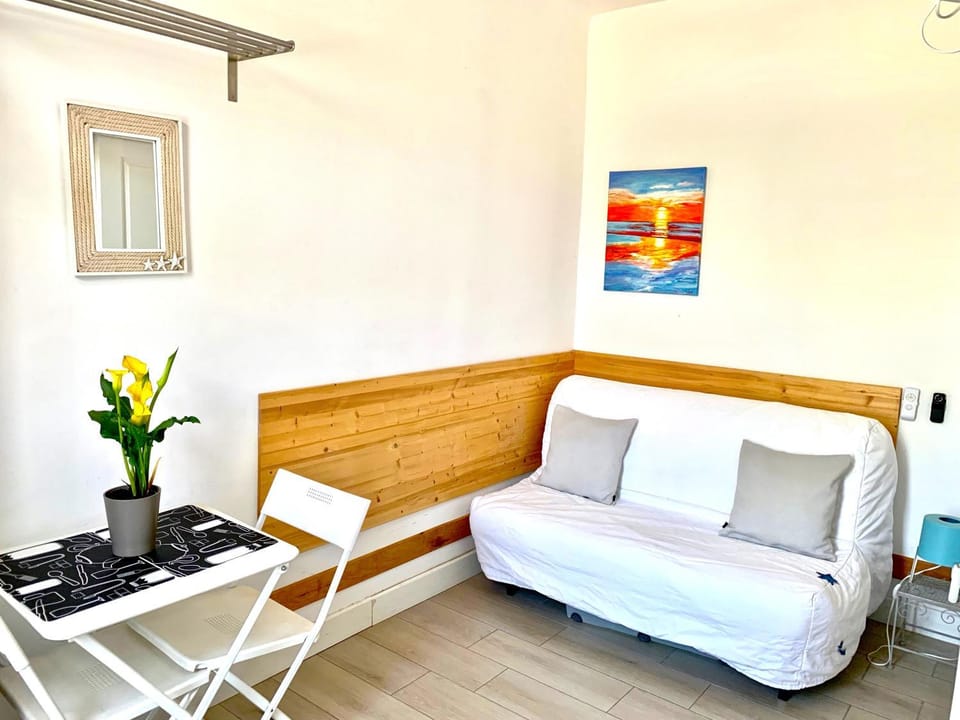 Bed, Living room, Seating area, Dining area, Bedroom
