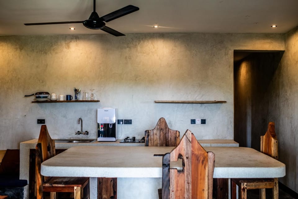 Kitchen or kitchenette, Dining area