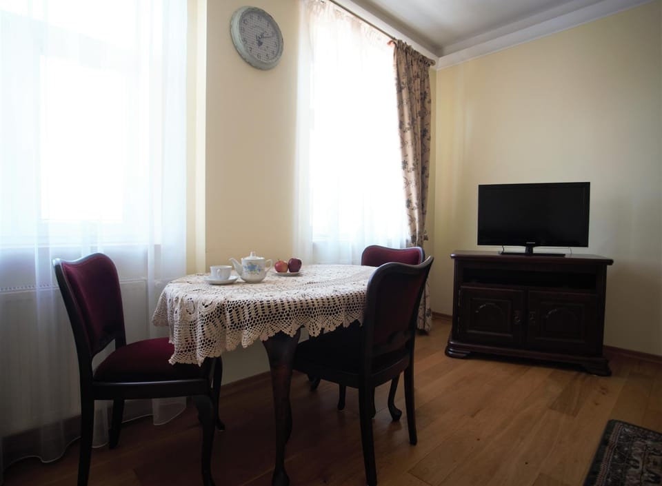 TV and multimedia, Living room, Seating area, Dining area