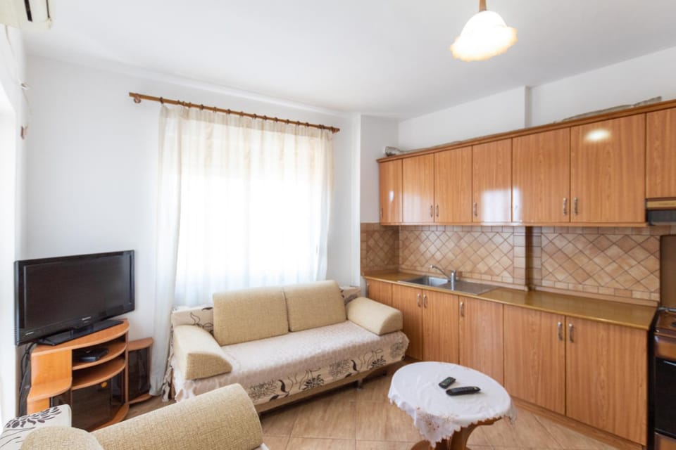 TV and multimedia, Kitchen or kitchenette, Living room, Seating area