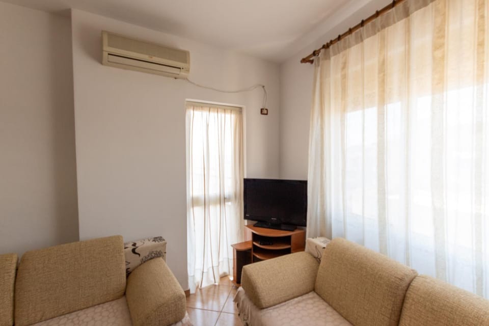 TV and multimedia, Living room, Seating area, air conditioner