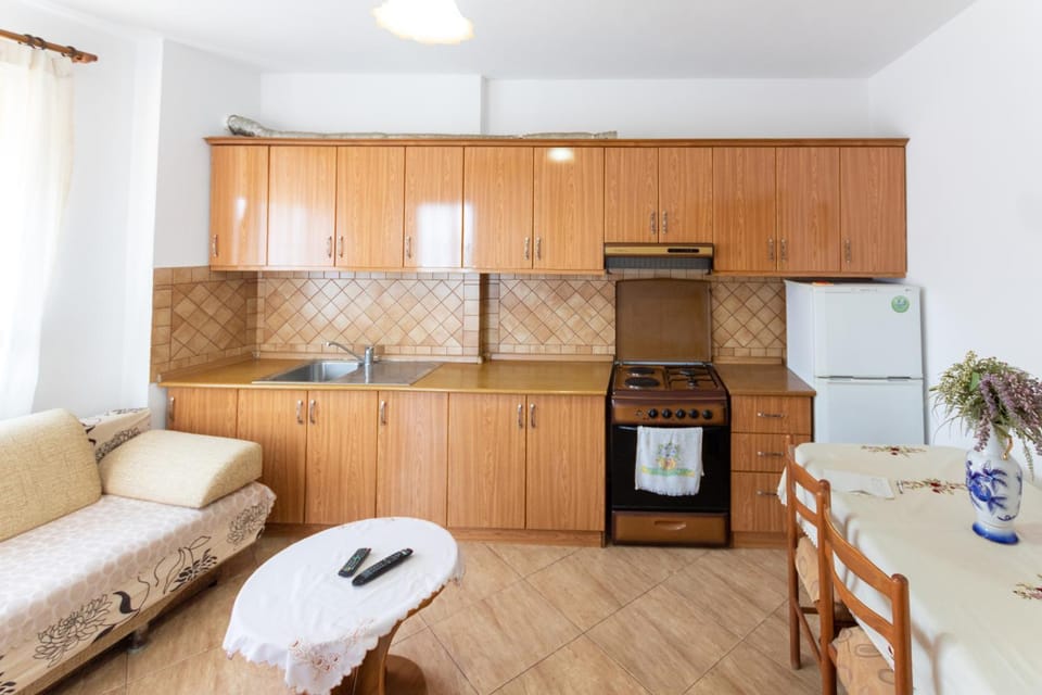 Kitchen or kitchenette, Living room, Seating area, Dining area, stove