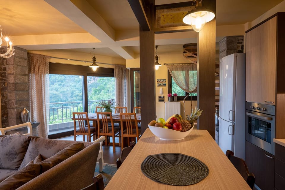 Kitchen or kitchenette, Living room, Seating area, Dining area